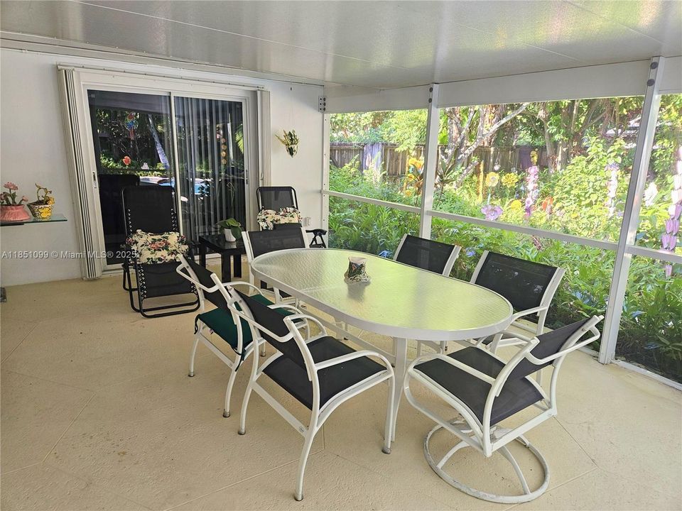 Recently Sold: $1,000,000 (4 beds, 3 baths, 1995 Square Feet)