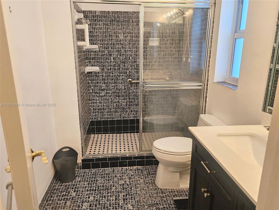 Recently Sold: $1,000,000 (4 beds, 3 baths, 1995 Square Feet)