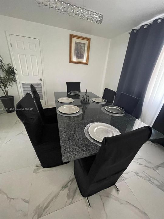 最近租的: $3,400 (3 贝兹, 2 浴室, 1611 平方英尺)