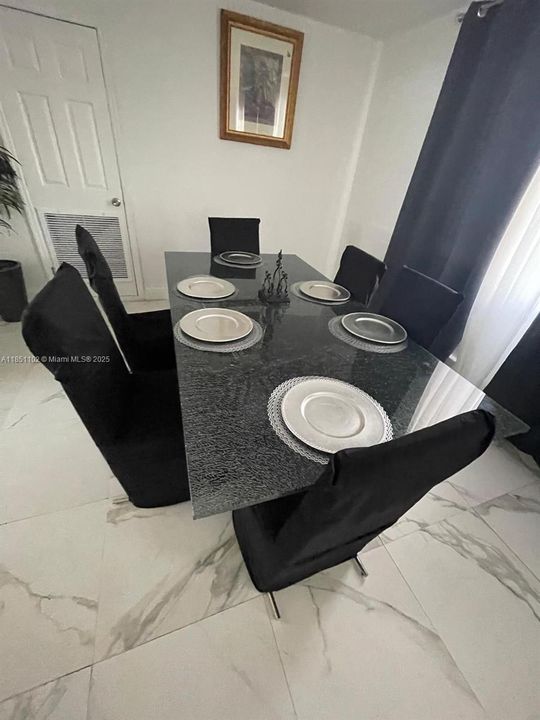 最近租的: $3,400 (3 贝兹, 2 浴室, 1611 平方英尺)