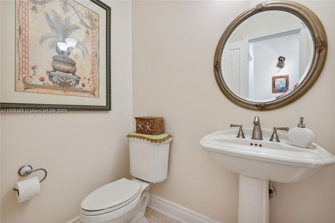 На продажу: $2,899,000 (4 спален, 2 ванн, 2323 Квадратных фут)