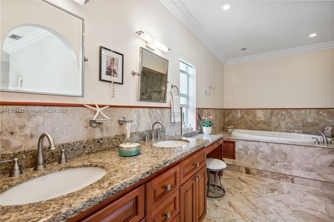 На продажу: $2,899,000 (4 спален, 2 ванн, 2323 Квадратных фут)