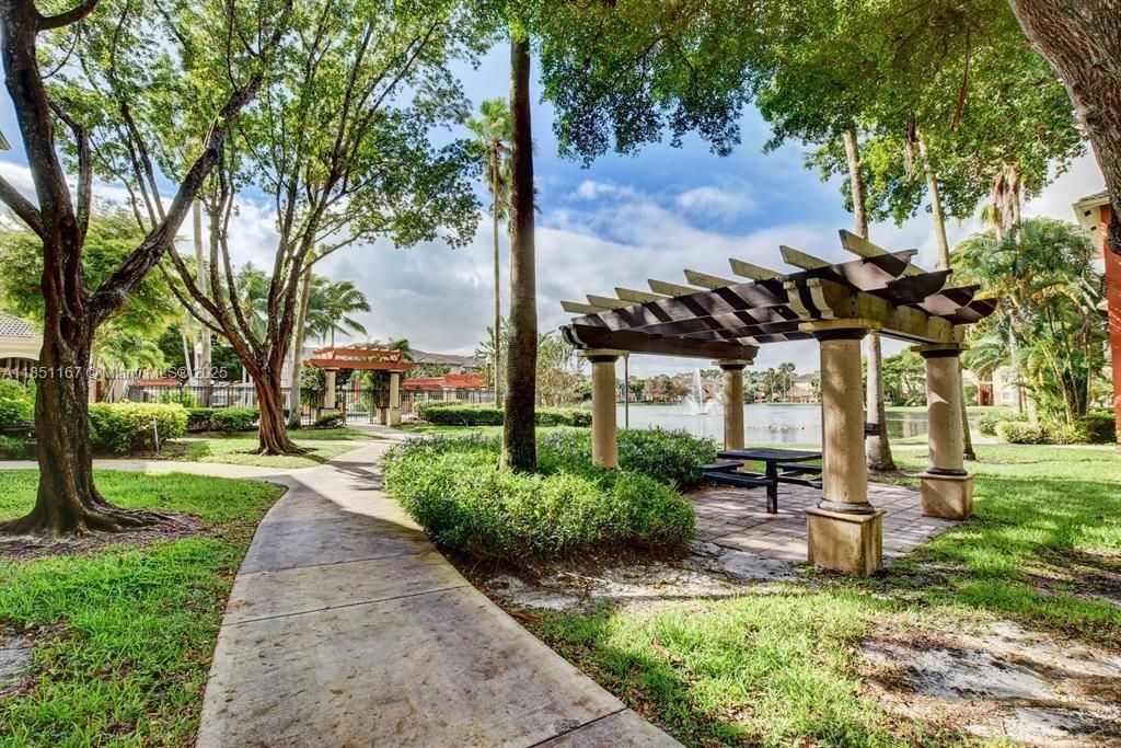 Vendido Recientemente: $195,000 (2 camas, 2 baños, 1026 Pies cuadrados)