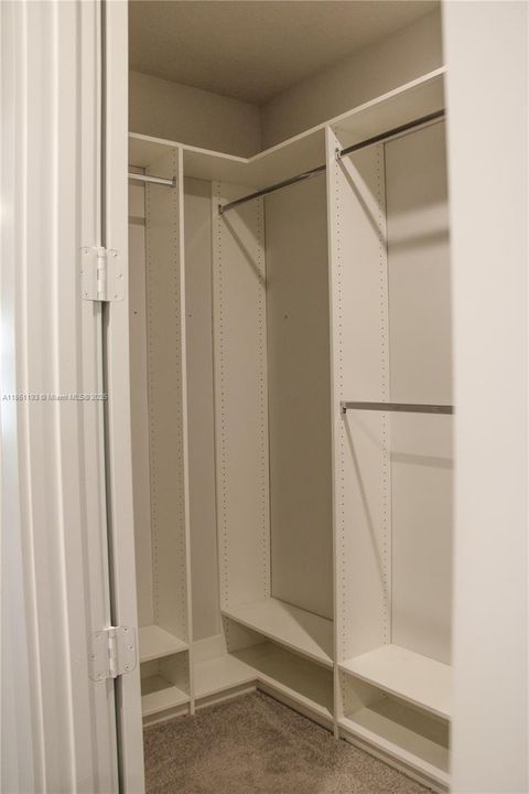 Activo con contrato: $3,000 (5 camas, 4 baños, 2887 Pies cuadrados)