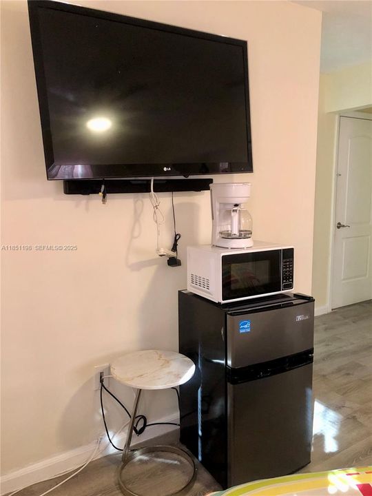 For Rent: $1,100 (1 beds, 1 baths, 1675 Square Feet)