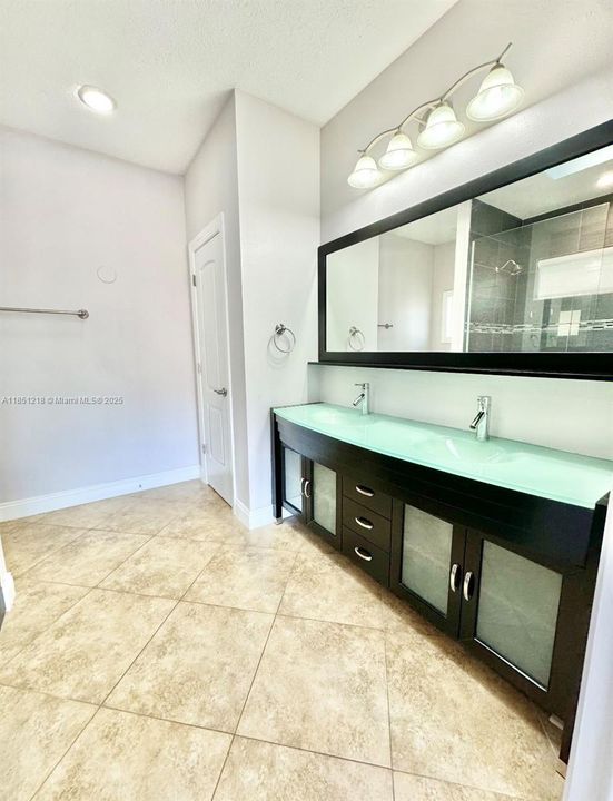 Recently Rented: $3,500 (5 beds, 3 baths, 2635 Square Feet)