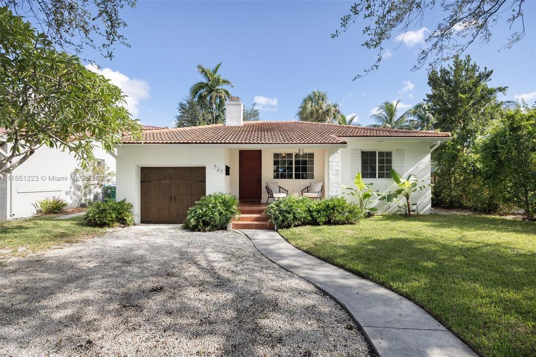 Activo con contrato: $1,350,000 (3 camas, 2 baños, 1303 Pies cuadrados)