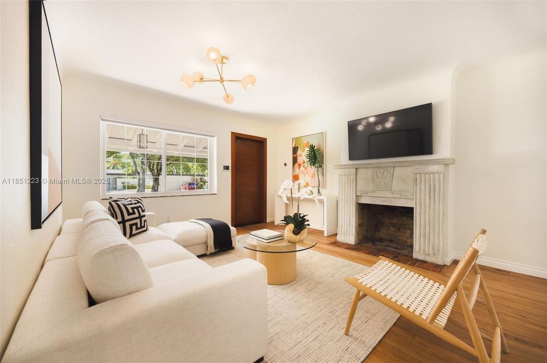 Activo con contrato: $1,350,000 (3 camas, 2 baños, 1303 Pies cuadrados)