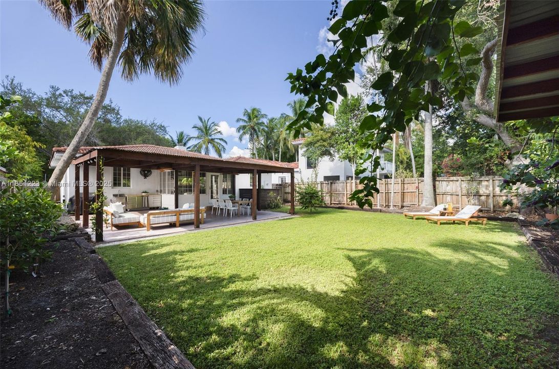 Activo con contrato: $1,350,000 (3 camas, 2 baños, 1303 Pies cuadrados)