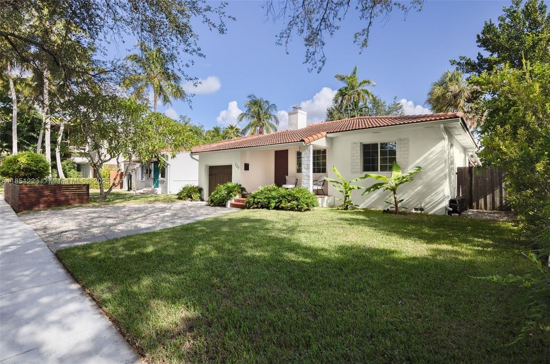 Activo con contrato: $1,350,000 (3 camas, 2 baños, 1303 Pies cuadrados)