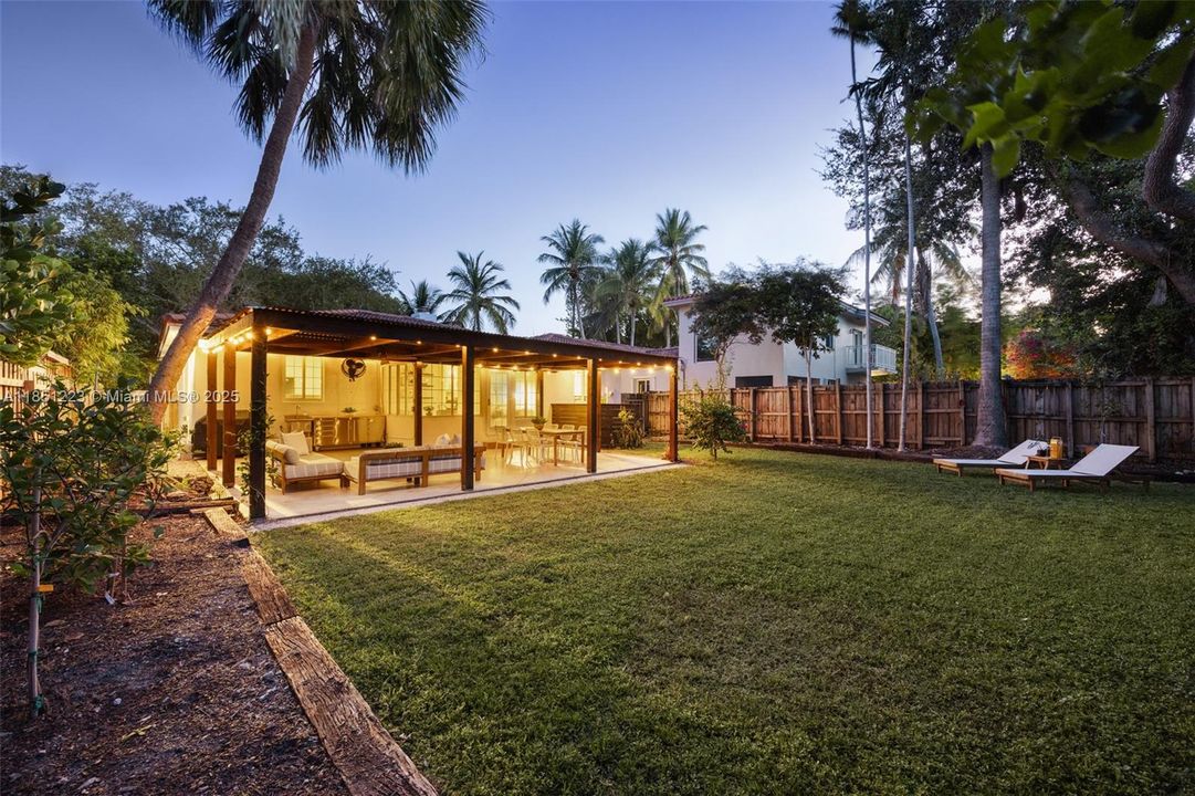 Activo con contrato: $1,350,000 (3 camas, 2 baños, 1303 Pies cuadrados)