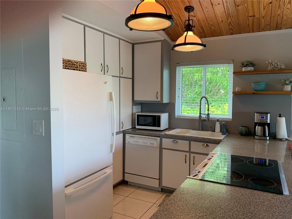 For Rent: $7,000 (3 beds, 3 baths, 1568 Square Feet)