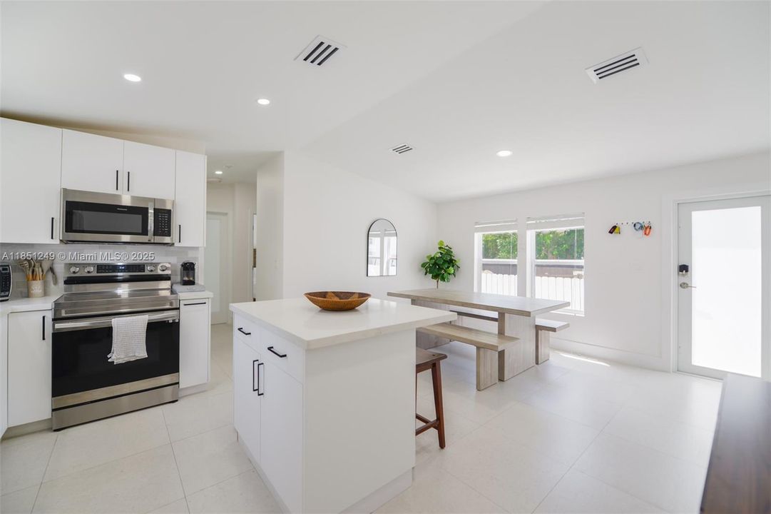 最近租的: $3,500 (2 贝兹, 2 浴室, 1045 平方英尺)