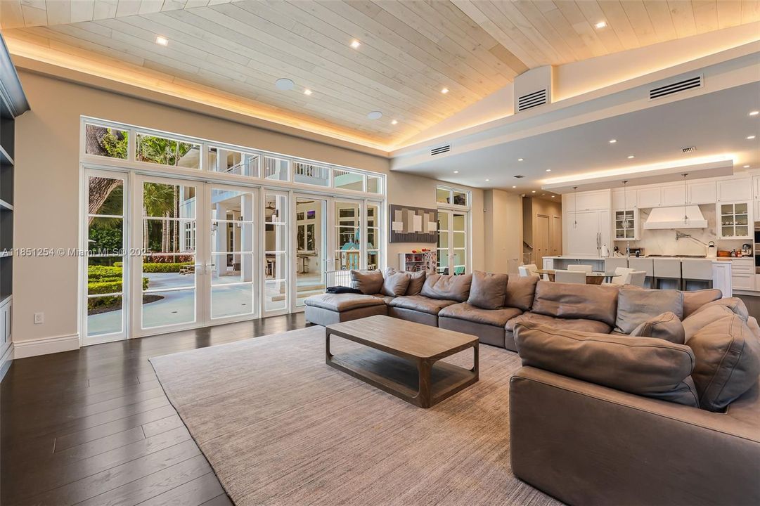 For Sale: $9,995,000 (8 beds, 10 baths, 11626 Square Feet)
