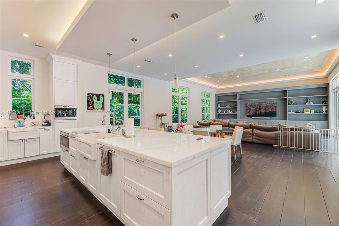 For Sale: $9,995,000 (8 beds, 10 baths, 11626 Square Feet)