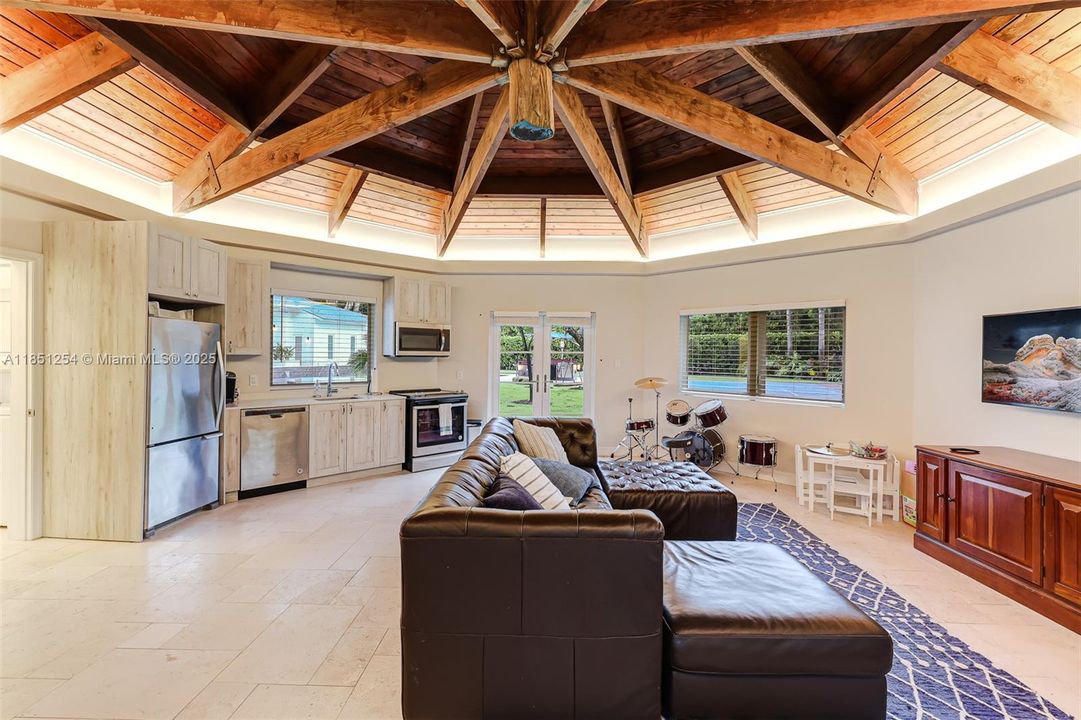 For Sale: $9,995,000 (8 beds, 10 baths, 11626 Square Feet)