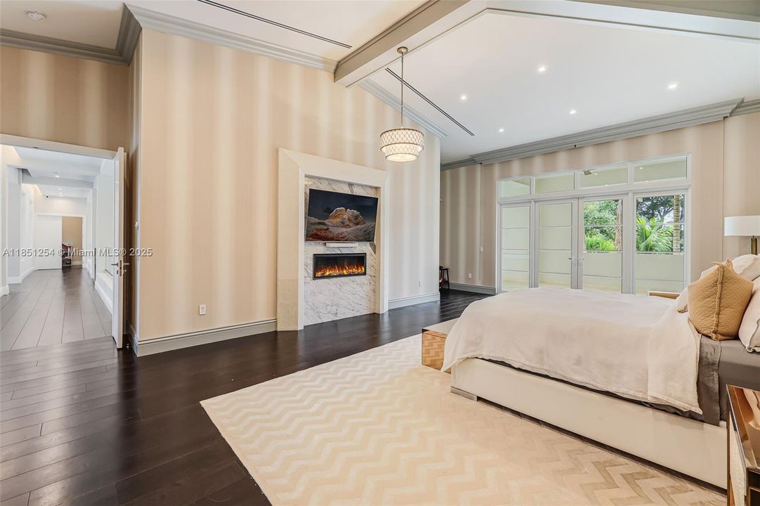 For Sale: $9,995,000 (8 beds, 10 baths, 11626 Square Feet)