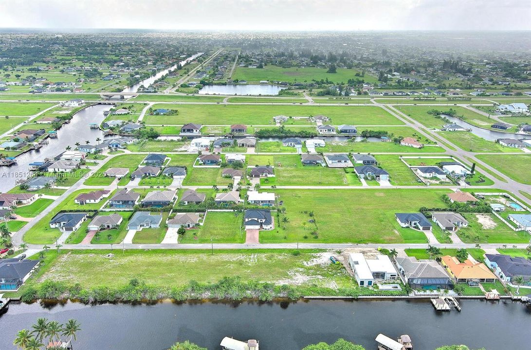 На продажу: $246,000 (0.23 acres)