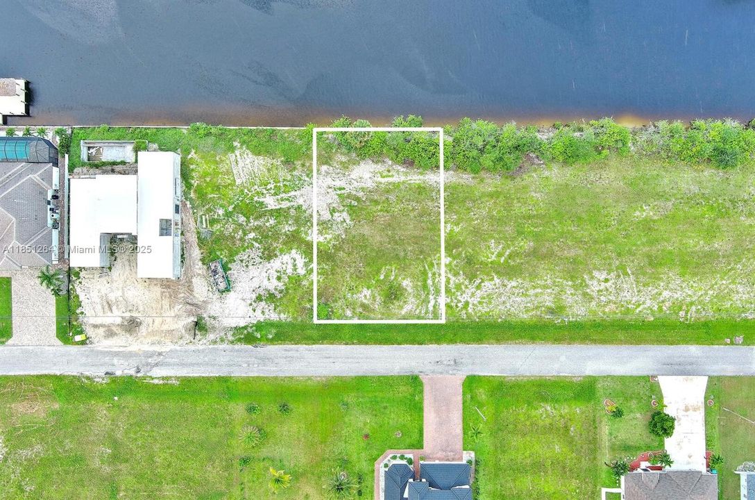 На продажу: $246,000 (0.23 acres)