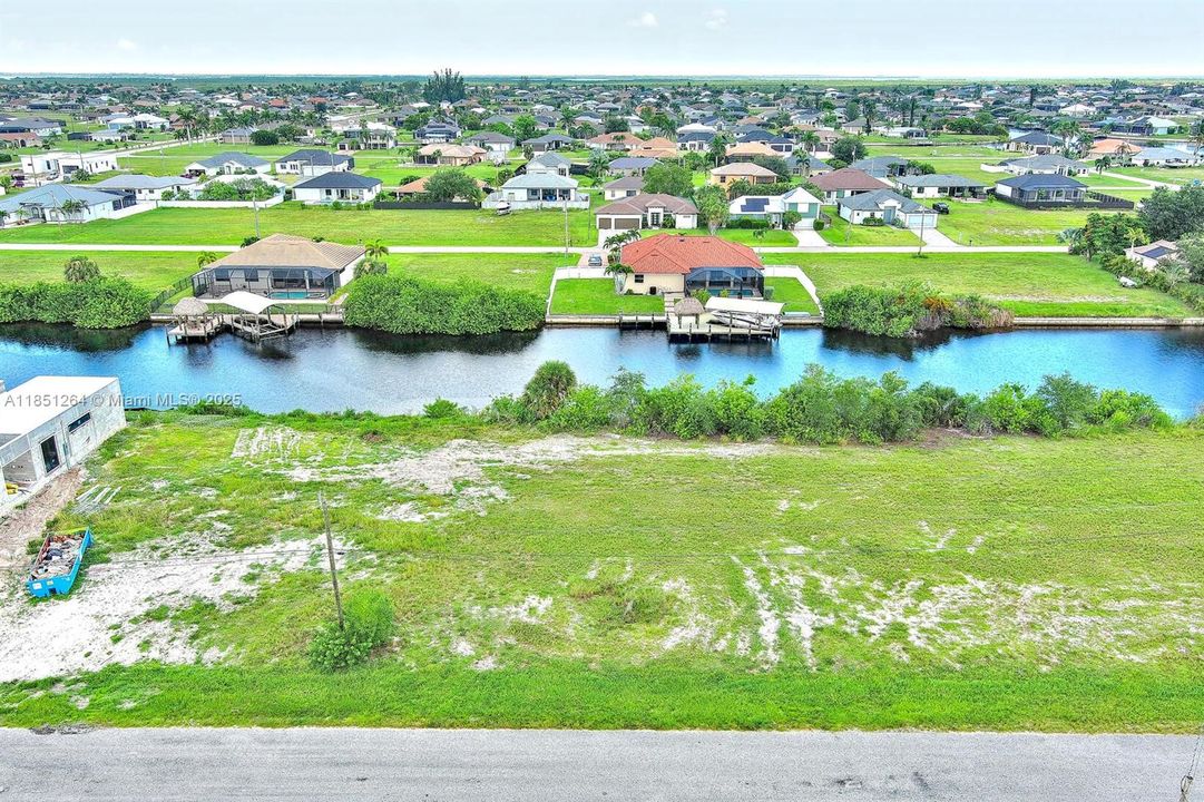 На продажу: $246,000 (0.23 acres)