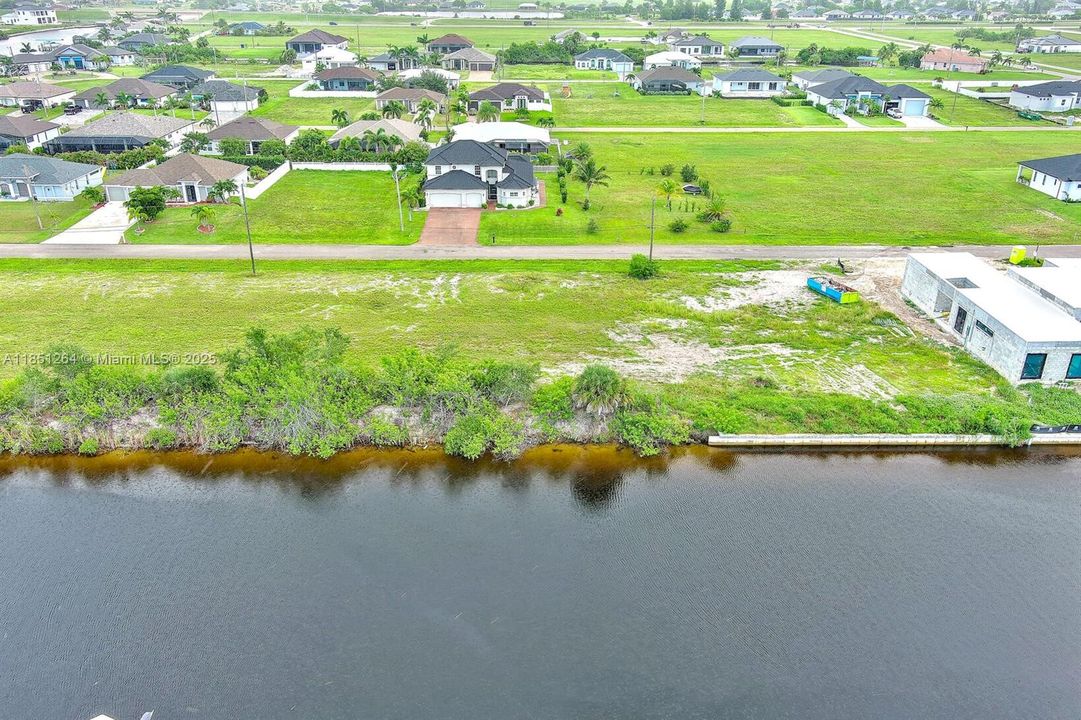 На продажу: $246,000 (0.23 acres)