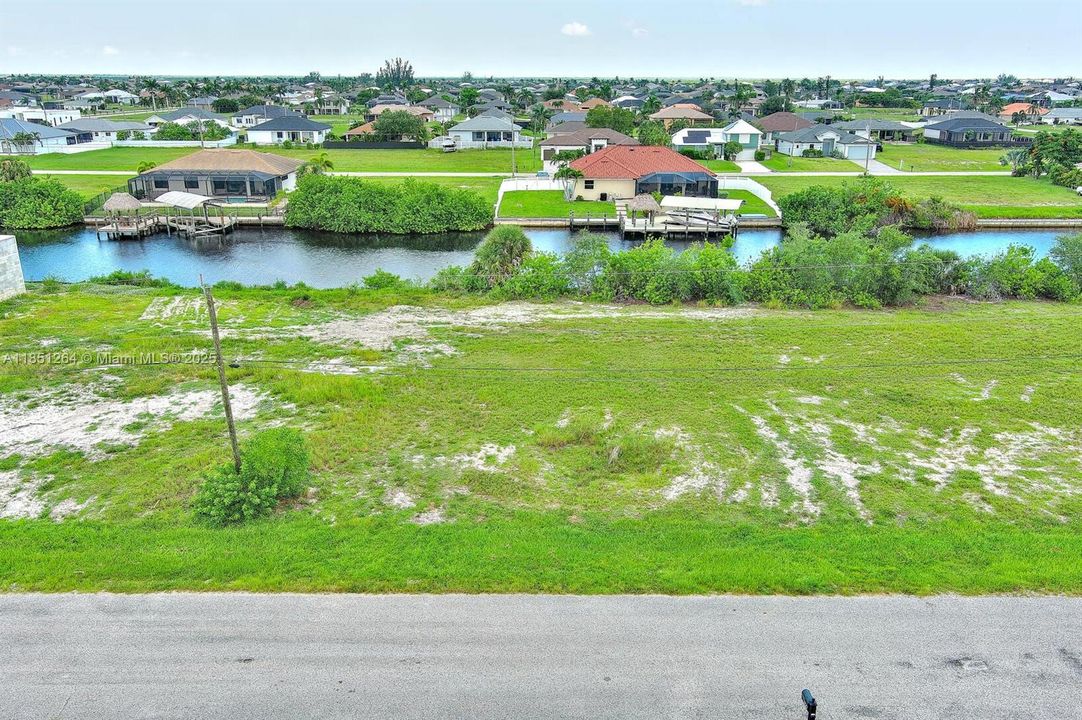 На продажу: $246,000 (0.23 acres)