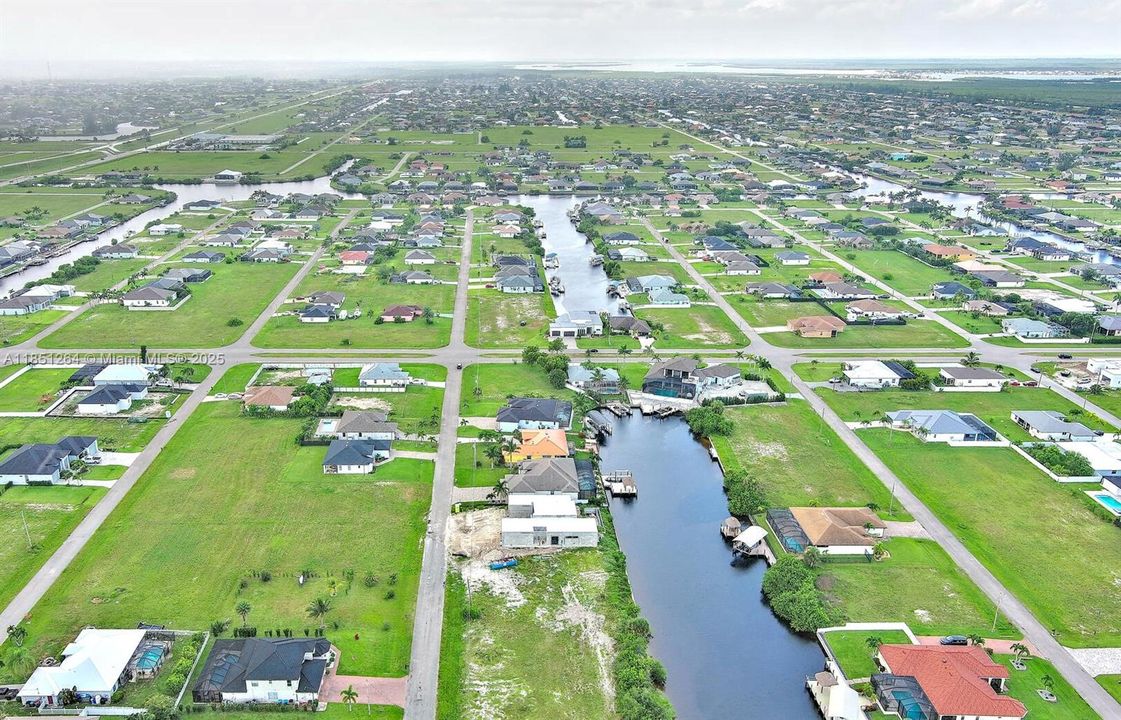 На продажу: $246,000 (0.23 acres)