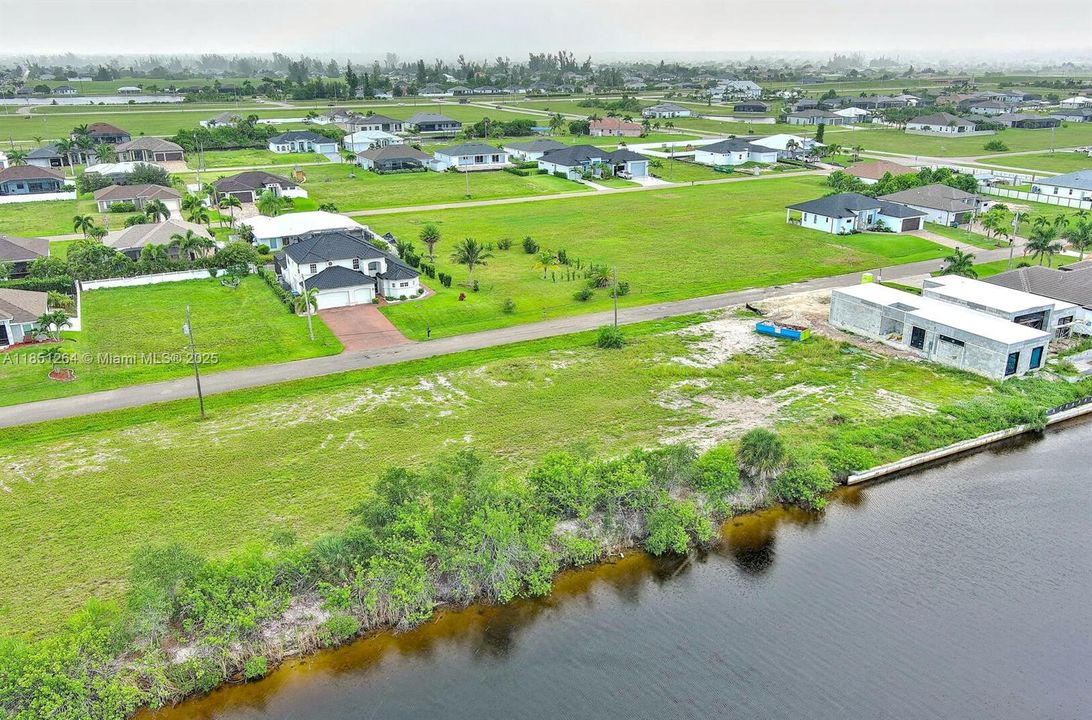 На продажу: $246,000 (0.23 acres)