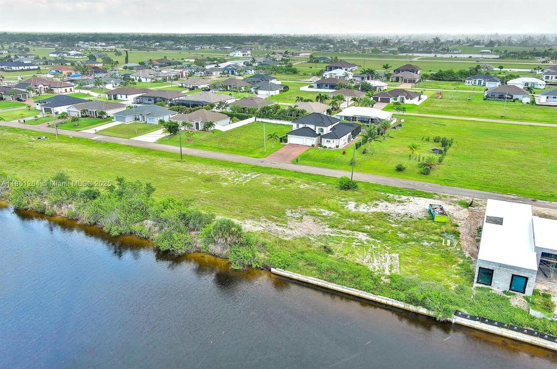 На продажу: $246,000 (0.23 acres)