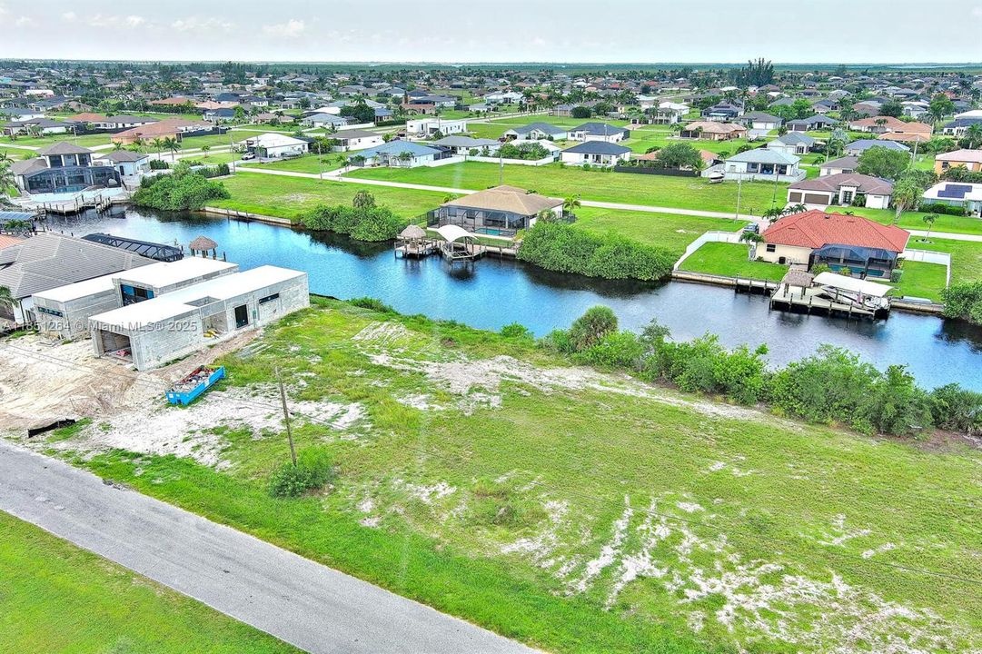 На продажу: $246,000 (0.23 acres)