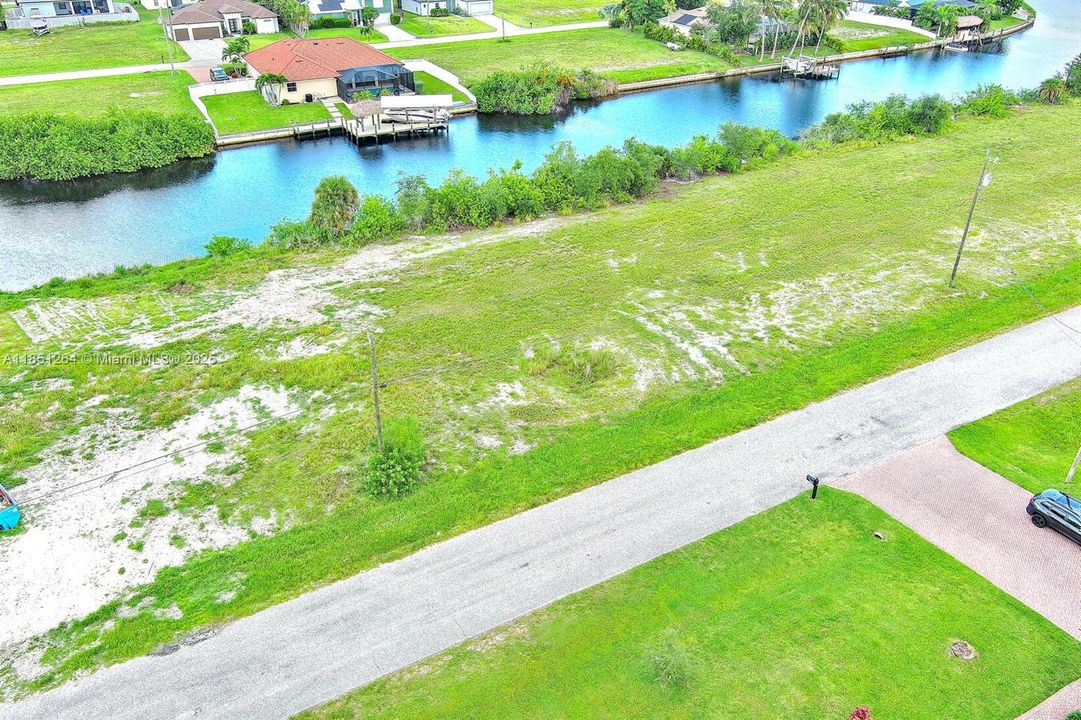 На продажу: $246,000 (0.23 acres)