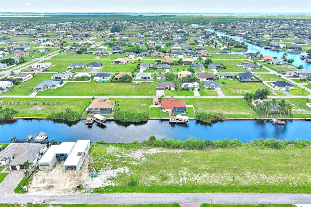 На продажу: $246,000 (0.23 acres)