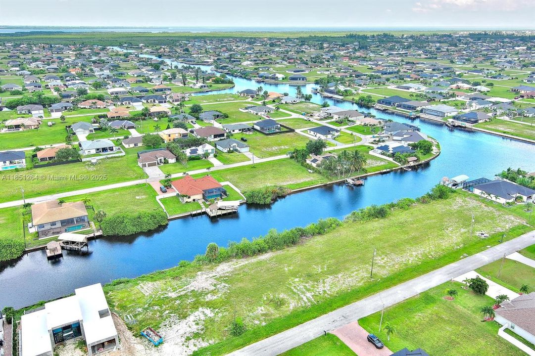 На продажу: $246,000 (0.23 acres)