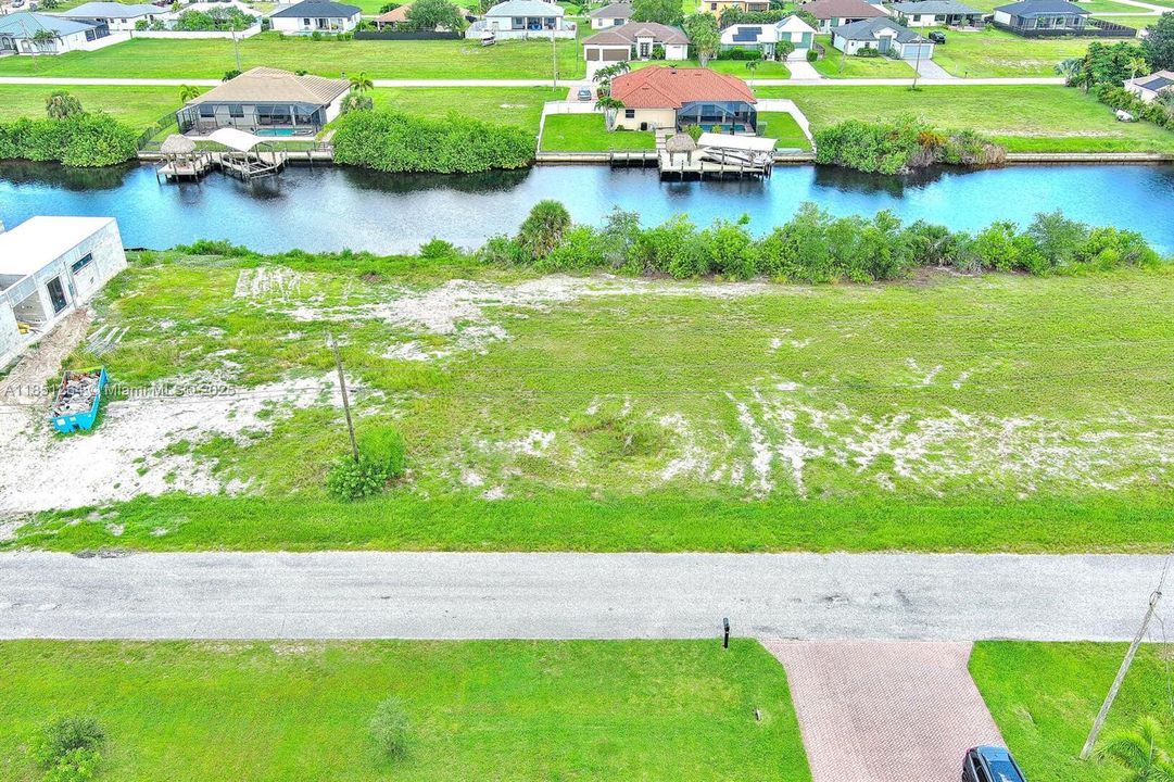 На продажу: $246,000 (0.23 acres)