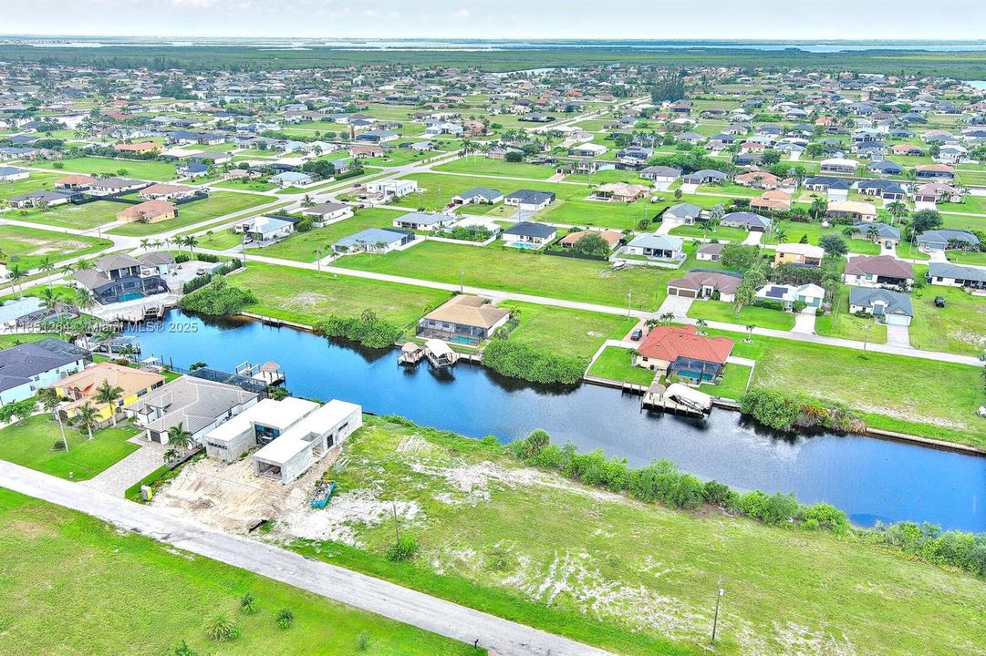 На продажу: $246,000 (0.23 acres)