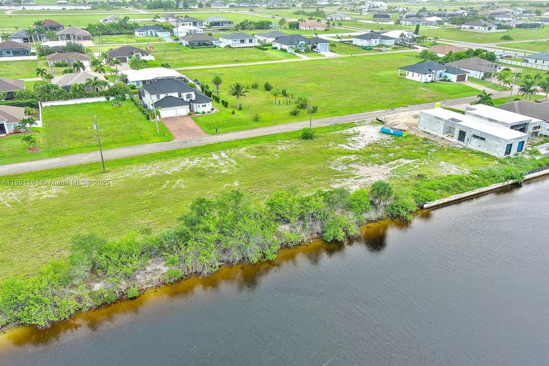 На продажу: $246,000 (0.23 acres)