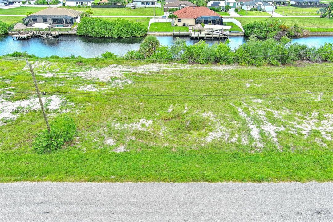 На продажу: $246,000 (0.23 acres)