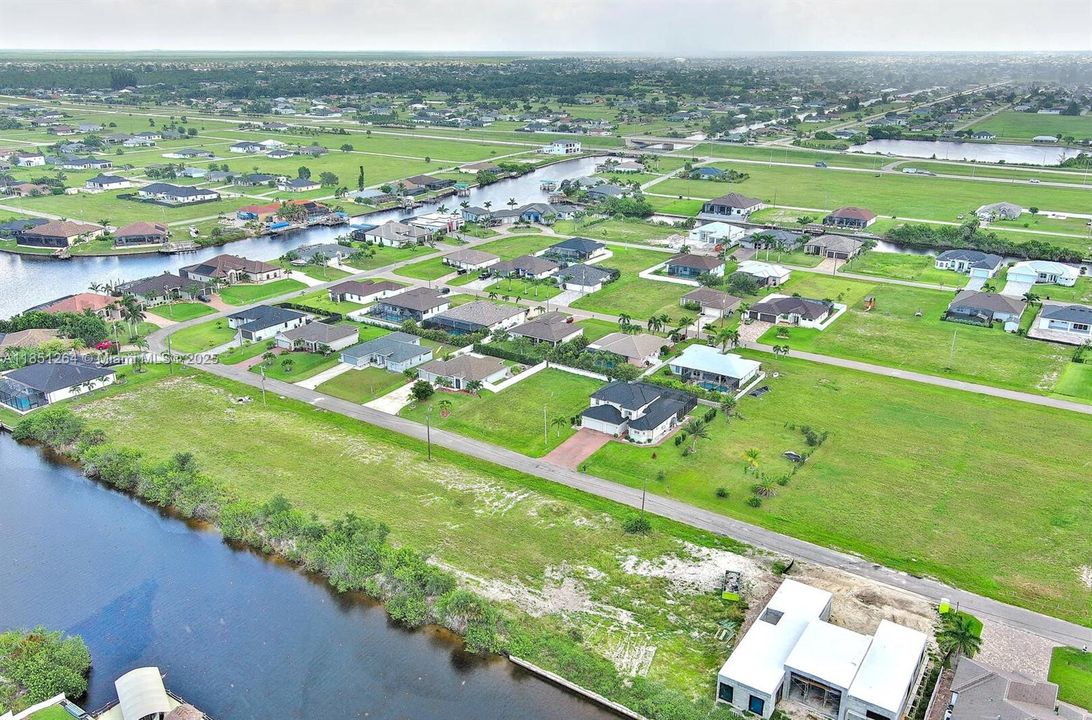 На продажу: $246,000 (0.23 acres)