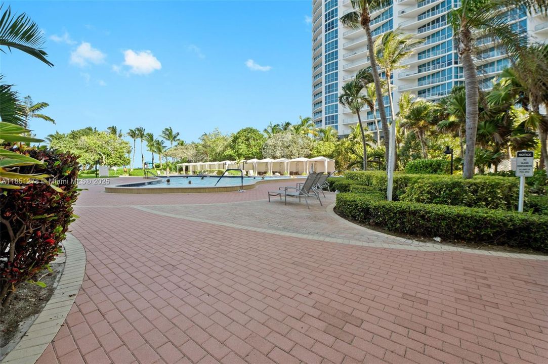 На продажу: $335,000 (2 спален, 1 ванн, 963 Квадратных фут)