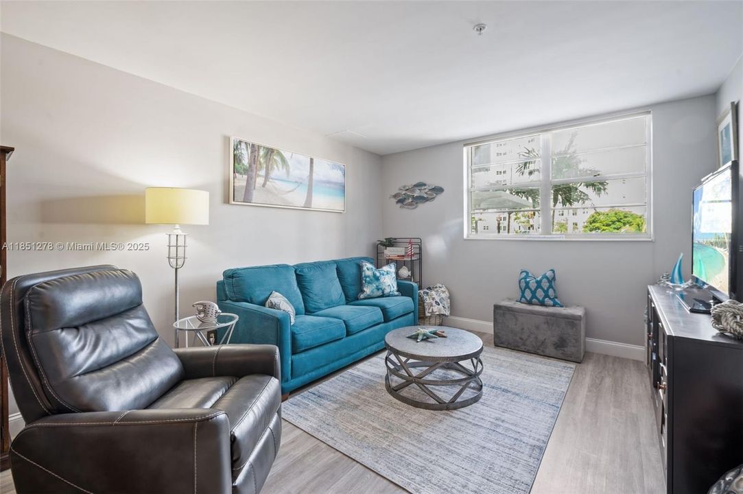 На продажу: $335,000 (2 спален, 1 ванн, 963 Квадратных фут)