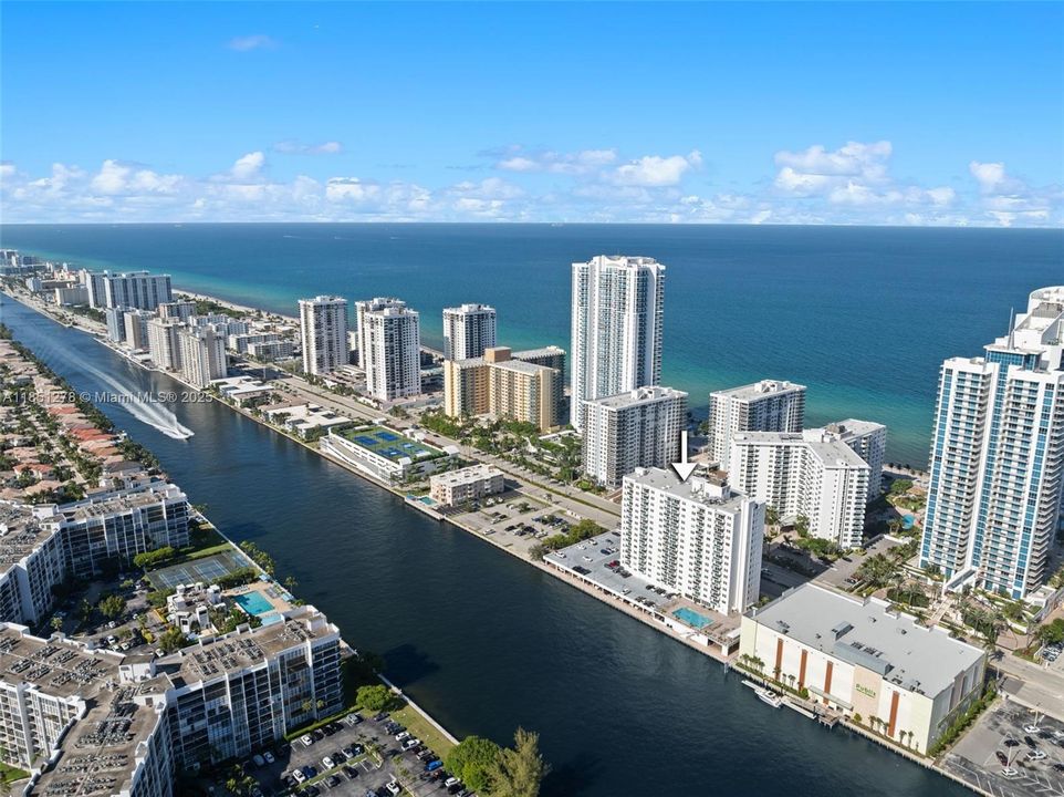 На продажу: $335,000 (2 спален, 1 ванн, 963 Квадратных фут)