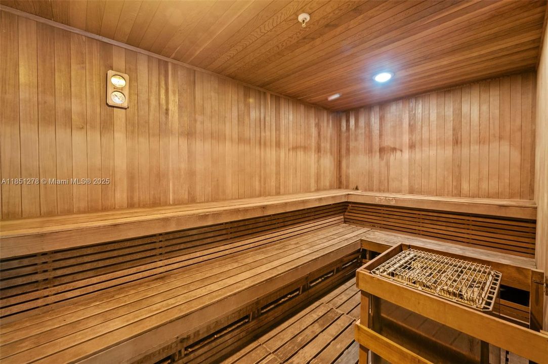 На продажу: $335,000 (2 спален, 1 ванн, 963 Квадратных фут)