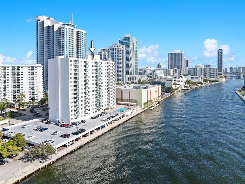 На продажу: $335,000 (2 спален, 1 ванн, 963 Квадратных фут)