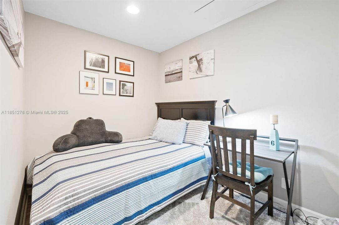 На продажу: $335,000 (2 спален, 1 ванн, 963 Квадратных фут)