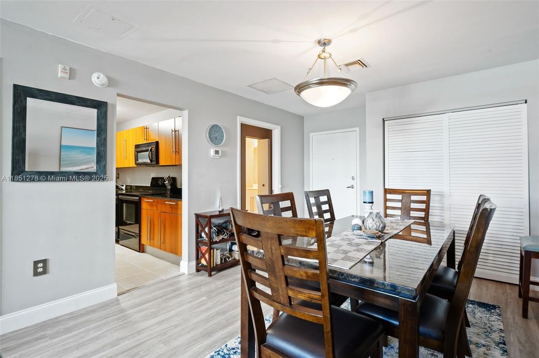 На продажу: $335,000 (2 спален, 1 ванн, 963 Квадратных фут)