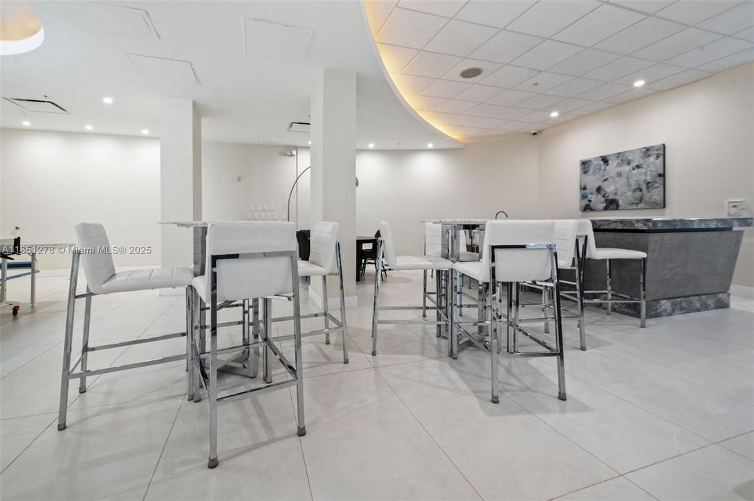 На продажу: $335,000 (2 спален, 1 ванн, 963 Квадратных фут)