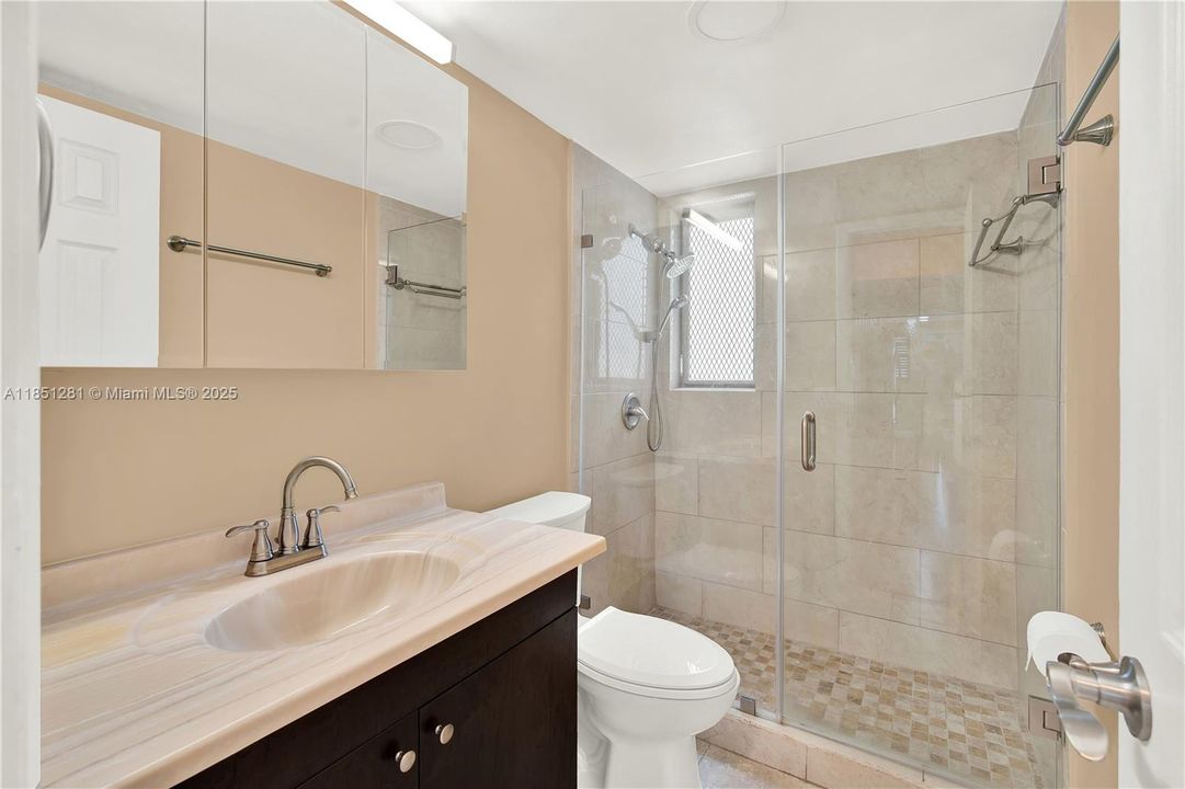 For Sale: $295,000 (1 beds, 1 baths, 768 Square Feet)