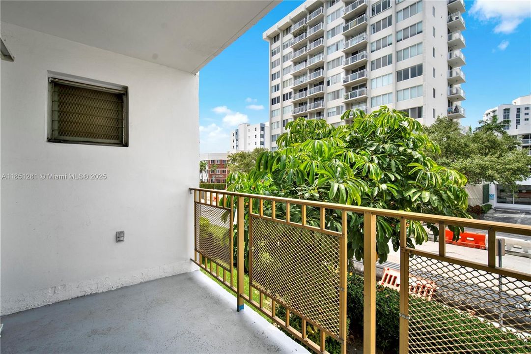 For Sale: $295,000 (1 beds, 1 baths, 768 Square Feet)