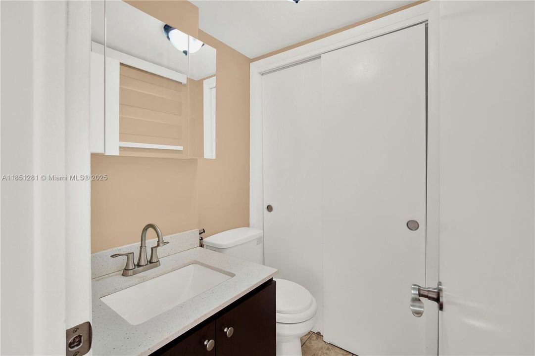 For Sale: $295,000 (1 beds, 1 baths, 768 Square Feet)