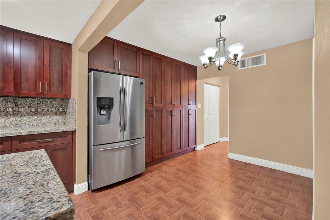 For Sale: $295,000 (1 beds, 1 baths, 768 Square Feet)